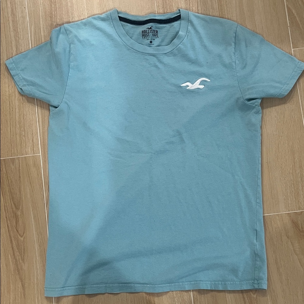 Hollister Men's Light Blue Tee